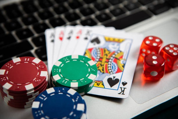 Live Baccarat betting interface and card totals display at dewanalo